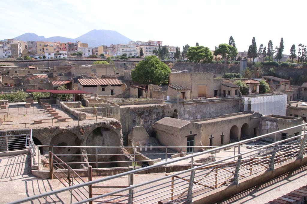 III.1/2/18/19, Herculaneum, September 2019. Looking north from access roadway towards upper and lower rooms, on left.
Photo courtesy of Klaus Heese.